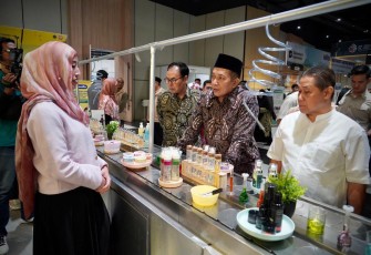Menkop Ferry Juliantono saat berdialog pelaku usaha di event Indonesia Ramadan Expo 2026