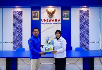 Deputi Bidang Pengembangan Talenta dan Daya Saing Koperasi Kemenkop, Destry Anna Sari menerima cenderamata 