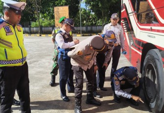 Patroli pengamanan mudik lebaran di terminal bus Kabupaten Pacitan 
