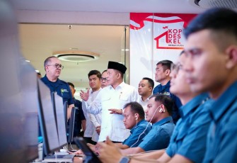 Menkop Ferry Juliantono (baju putih) saat kantor Agrinas di Jakarta 