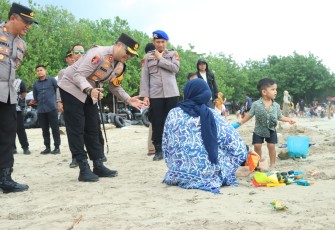 Kapolres Gresik AKBP Ramadhan Nasution menyapa wisatawan 