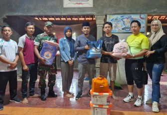 Penyaluran bantuan warga desa binaan 