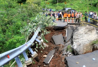 Akses terputus menuju Air Terjun Madakaripura