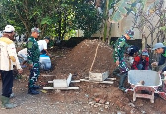 Gotong Royong TNI dan Warga Munjungan Perkuat Jalan Antar Dusun Penopang Ekonomi Desa