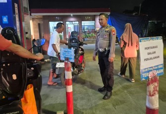 Masyarakat antri membeli BBM di SPBU