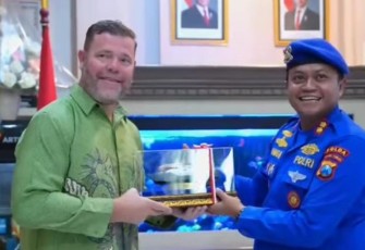 Dirpolairud Polda Jatim Kombes Arman Asmara Syarifuddin menerima penghargaan 