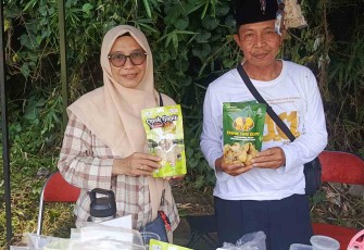 Ketua UMKM Jatijajar, Tin Sulistyowati dengan produk olangan unggulan, Kimpul, Minggu (5/4)