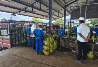 Pengecekan ketersediaan LPG 3 Kg 
