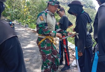 Serda Yusuf Ashari saat melatih anggota baru Saka Wira Kartika 