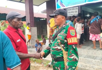Babinsa Koramil Mapurujaya saat Laksanakan Komsos Bersama Warga Kampung Fanamo