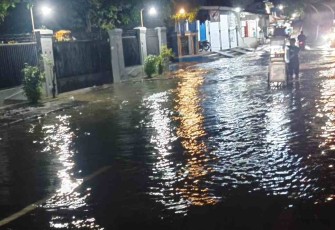 Jalan terendam banjir, Minggu (19/4)