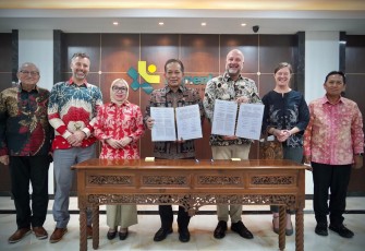 Menkop Ferry Juliantono saat MoU dengan CDF Canada, Jakarta, Kamis (23/4)