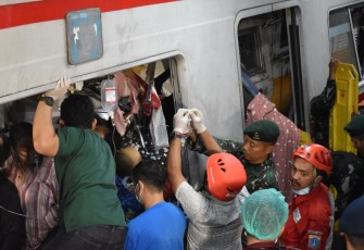 Prajurit Kodam Jaya evakuasi korban tabrakan KA