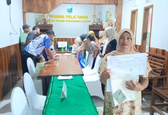 Antusias warga mendapatkan pelayanan Dispendukcapil