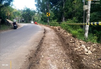 Pelebaran Jalan Menuju Pantai Ngliyep Kabupaten Malang Dikebut