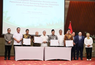 Wakil Menteri Dalam Negeri (Wamendagri) Bima Arya Sugiarto usai menyaksikan penandatanganan kesepakatan bersama antara pemerintah daerah (Pemda) dan Danantara terkait percepatan pembangunan PSEL
