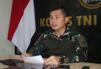 Kapen Koops TNI Habema Letkol Inf M. Wirya Arthadiguna memberikan keterangan terkait insiden ledakan di luar lingkungan Gereja Stasi Santo Paulus Nabuni, Distrik Agisiga, Kabupaten Intan Jaya, Papua Tengah, Minggu (17/5/26). (Pen Koops TNI Habema)