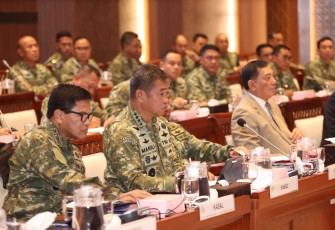 Kepala Staf Angkatan Darat Jenderal TNI Maruli Simanjuntak, M.Sc., mengikuti Rapat Kerja Komisi I DPR RI bersama Menteri Pertahanan RI, Panglima TNI