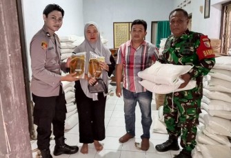 TNI-Polri Kawal Penyaluran Bantuan Beras dan Minyak Goreng bagi Warga Kurang Mampu di Trenggalek