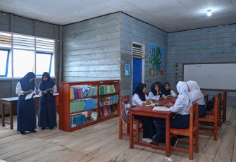Anak-anak Suku Bajo saat belajar diruangan kelas yang sudah direvitalisasi