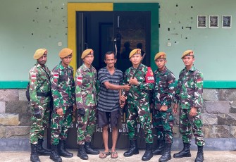 Satgas Pamtas RI-Malaysia Yonarmed 19/Bogani Terima Penyerahan Senjata Api dari Warga di Perbatasan Sambas 