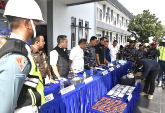 Tim Gabungan TNI AL Gagalkan Upaya Penyelundupan Ratusan Liquid Vape Mengandung Narkotika di Perairan Batam 