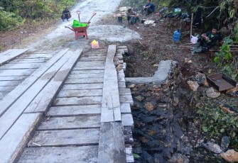 Pengerjaan rehab jembatan di Kampung Sesor