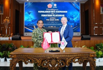 Penandatanganan dilakukan oleh Kepala Babinkum dan HAM TNI Laksda TNI Farid Ma'ruf, S.H., M.H., bersama Kepala Delegasi Regional ICRC untuk Indonesia dan Timor-Leste, Martin de Boer