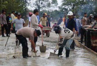Gotong Royong Bersama Satgas Ops Damai Cartenz, Warga Mimika Rasakan Manfaat Akses Pemakaman yang Lebih Baik