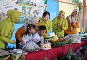 Ketua Yayasan Kartika Jaya Koordinator Kodim 0807 Cabang IV Brawijaya, Ny. Vina Tri Rosita, mengikuti rangkaian peringatan Hari Ulang Tahun (HUT) Ke-57 TK Kartika IV-29 Tulungagung