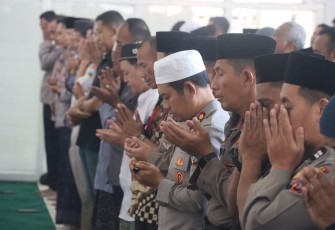 Polres Pasuruan Polda Jatim menggelar salat Ghaib dan doa bersama di Masjid Rofiqul Ummah Polres Pasuruan, untuk para korban kecelakaan lalu lintas