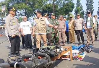Bupati Rober Christanto beserta pejabat jajaran Forkopimda melakukan pengecekan sarana dan prasarana dalam Apel Siaga Karhutla Lawu, di Lapangan Landing Kemuning, Ngargoyoso, Karanganyar, Senin (3/8/2026)