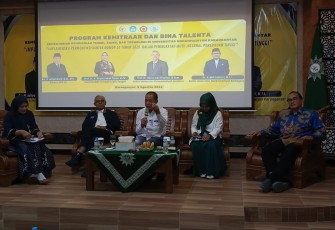 Juliyatmono saat mengisi seminar Program Kemitraan dan Bina Talenta "Implementasi Permendiktisaintek Nomor 10 Tahun 2026 Dalam Peningkatan Mutu Internal Perguruan Tinggi", di Studitorium Kampus Umuka Solo, Senin (3/8/2026)