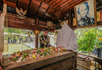 Menteri Ekonomi Kreatif/Kepala Badan Ekonomi Kreatif (Ekraf), Teuku Riefky Harsya, berziarah ke makam Pahlawan Nasional Cut Nyak Dhien di Kompleks Makam Gunung Puyuh, Sumedang, Jawa Barat, Selasa (4/8/2026)