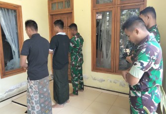 Shalat jumat bersama warga