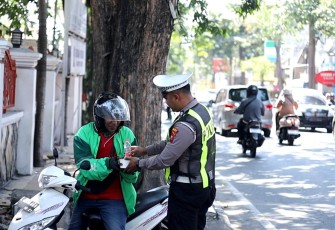 Jumat berkah berbagi Satlantas Polres Gresik