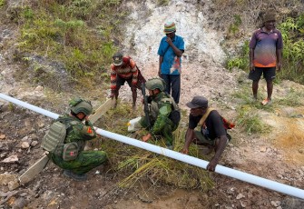 Satgas Yonif 2 Marinir Bangun Penampungan Air Bersama Masyarakat Paniai 