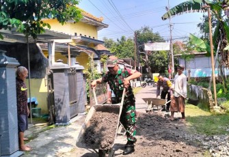 Ketika Jalan Kampung Butuh Perhatian, Babinsa dan Warga Sidorejo Bergerak Bersama