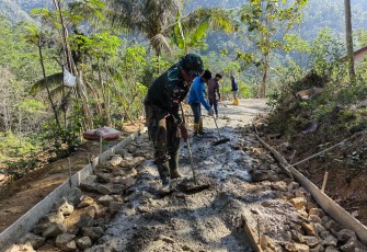 TNI Di Wilayah Teritorial Bantu Rabat Jalan Beton Wilayah Binaan