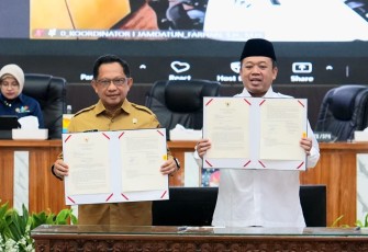 Menteri Dalam Negeri (Mendagri) Muhammad Tito Karnavian dan Menteri Agraria dan Tata Ruang/Kepala Badan Pertanahan Nasional (ATR/BPN) Nusron Wahid meneken Surat Edaran Bersama (SEB) 