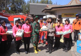 Polres Probolinggo dan Bhayangkari Salurkan Bantuan untuk Relawan Karhutla TNBTS di Bromo