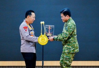Kapolri Jenderal Polisi Drs. Listyo Sigit Prabowo, M.Si., menghadiri makan siang bersama Menteri Koordinator Bidang Politik dan Keamanan RI, Jenderal TNI (Purn.) Djamari Chaniago, di Denma Mabes TNI AL, Cilangkap, Jakarta Timur, Selasa (11/8/2026)