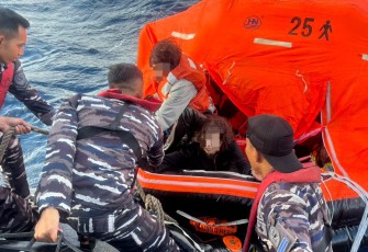 Respon Cepat TNI AL Evakuasi Korban KMP Putri Yasmin Terbakar di Perairan Lombok 