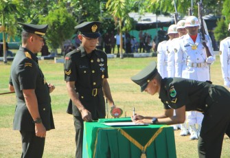 Danrindam XVIII/Ksr Brigjen TNI Yusuf Sampetoding, S.I.P., resmi menutup Pendidikan Pertama Bintara Infanteri (Dikmaba Infanteri) TNI AD Gelombang II TA 2026 di Lapangan Upacara Rindam XVIII/Ksr, Selasa (11/8/2026)