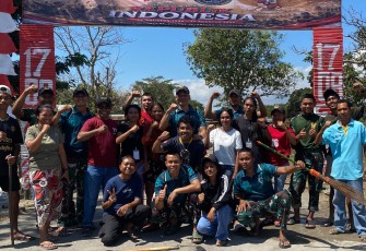 Yonarmed 12 Kostrad Bersama Warga Bangun Gapura Sambut HUT Kemerdekaan RI di Desa Tulakadi