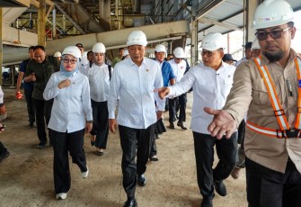 Menkop Ferry Juliantono saat meninjau pabrik CPO di Musi Banyuasin, Sumsel, Rabu (12/8)