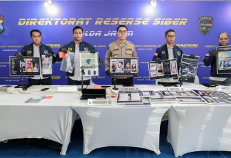 Kabid Humas Polda Jatim Kombes Pol Jules Abraham Abast saat konferensi pers di Mapolda Jatim
