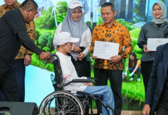 Wamendikdasmen Fajar Riza Ul Haq saat menyerahkan beasiswa SCG