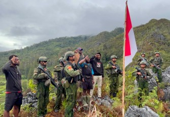 Prajurit TNI AL Dari Yonif 2 Marinir Bersama Pemuda Komopa Kobarkan Merah Putih Sambut Hari Kemerdekaan 