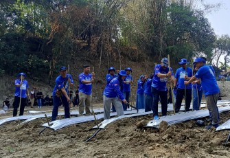 Jajaran pimpinan beserta kader DPC Demokrat Karanganyar tanam bibit melon dalam kegiatan "Gerakan Langit Biru Indonesia Asri", di Dusun Mojotelu, Alastuwo, Kebakkramat, Jumat (14/8/2026)